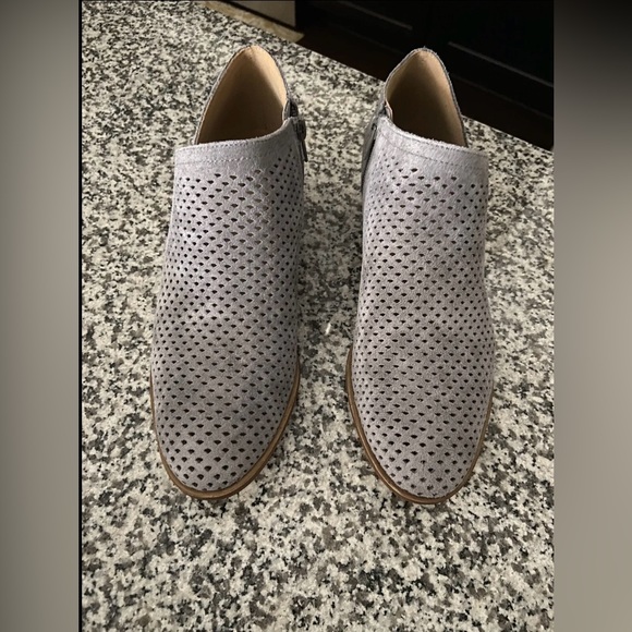 Lucky Brand Baylah2 Steel Grey Oiled
Suede Booties Size 9 - Picture 6 of 9